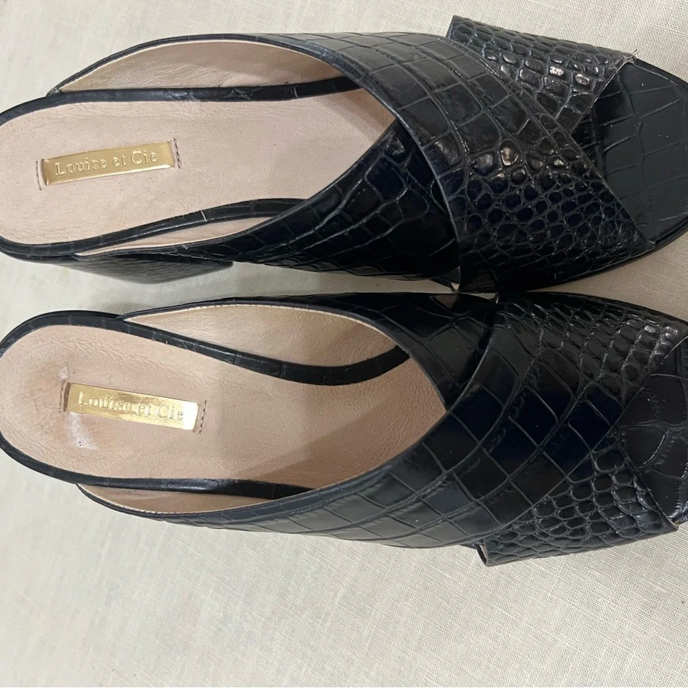 Black Textured Heels with Crocodile Pattern - Picture 4 of 6